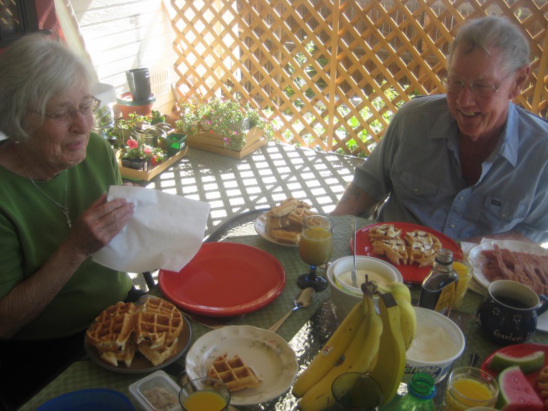 Gemütliches Frühstücken auf der Terrasse