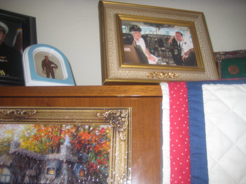 Das Foto zeigt Shirley im Cockpit bei Charly