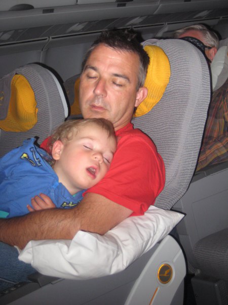 Die Männer schlafen 10.000m über dem Meer