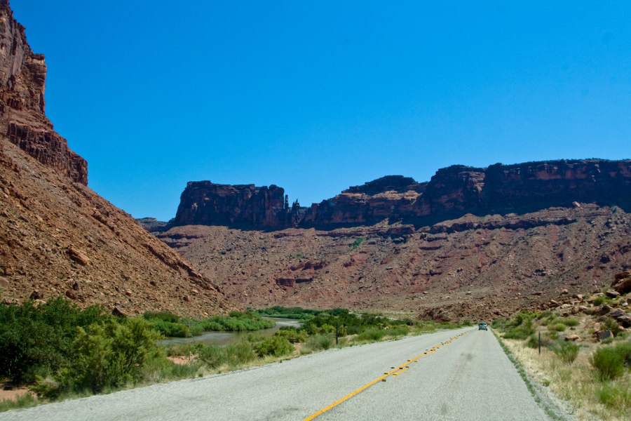 Fahrt auf dem Scenic Bypass 128 im Colorado River Canyon