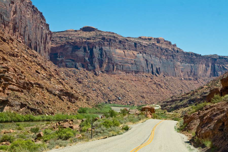 Fahrt auf dem Scenic Bypass 128 im Colorado River Canyon