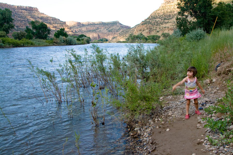 Steine werfen in den Colorado River