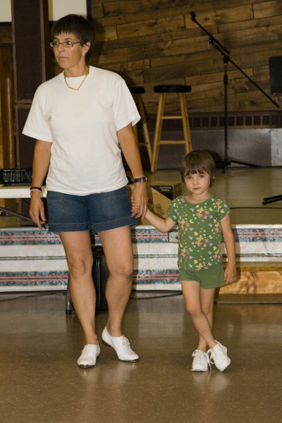 Svenja und Petra tanzen mit