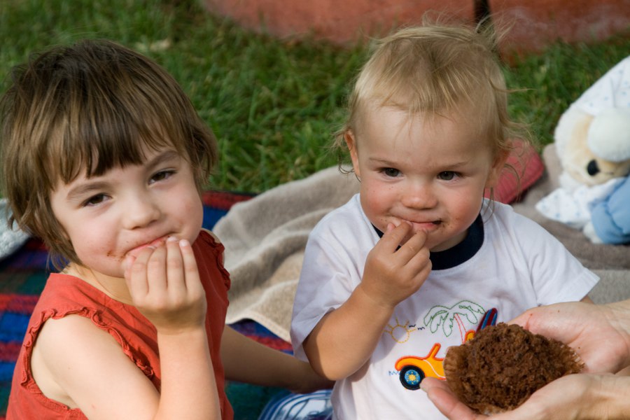 Svenja und Tim essen Petra Muffins aus der Hand