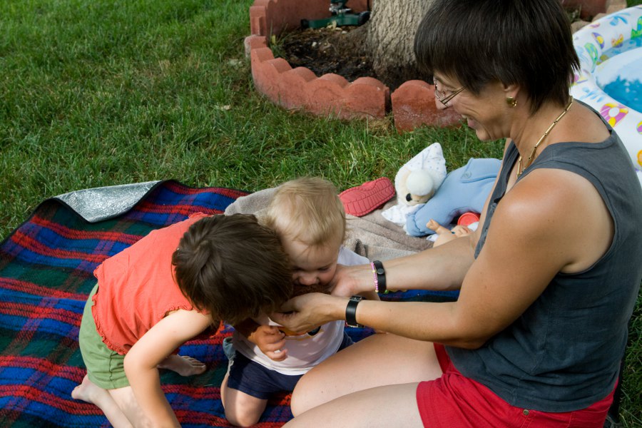 Svenja und Tim essen Petra Muffins aus der Hand