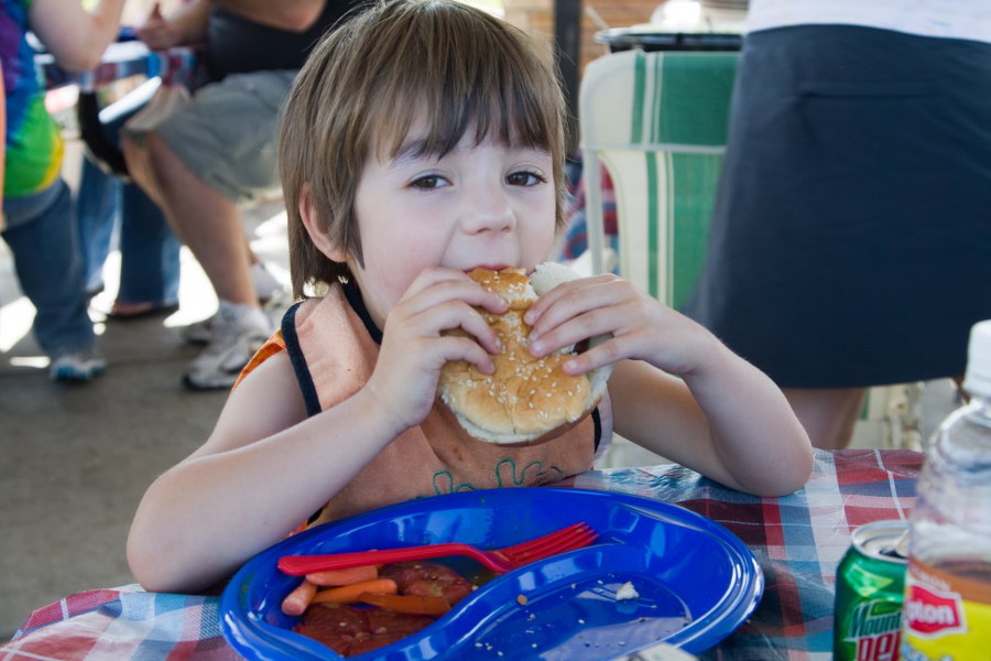 Svenja beisst herzhaft zu