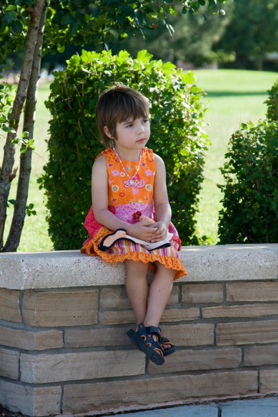 Svenja schaut interessiert zu