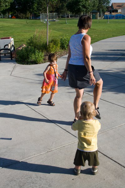 Mama tanzt und die Kinder schauen zu