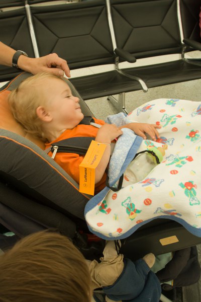 Svenja befestigte an Tims Arm einen Kofferzettel der Lufthansa