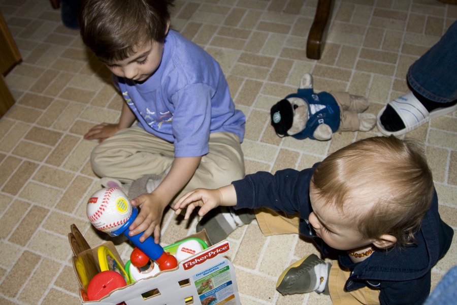 Svenja und Tim haben ganz viele Spielsachen geschenkt bekommen
