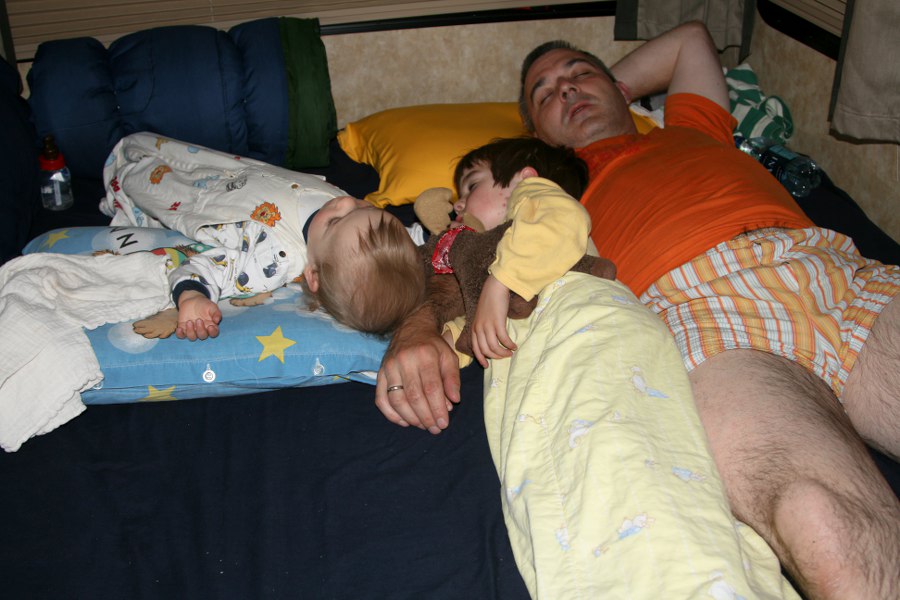 Mit einem Schmerz-Zäpfchen gedopt fällt Uwe in einen langen tiefen Schlaf