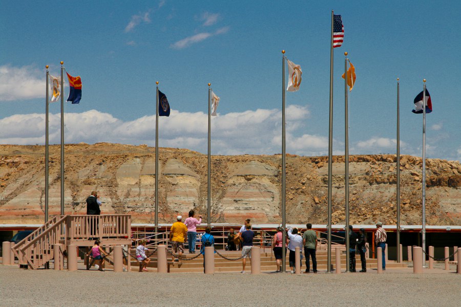 Am Four Corner National Monument (4 Bundesstaaten - Arizona, Utah, Colorado und New Mexico- treffen an einem Punkt zusammen)