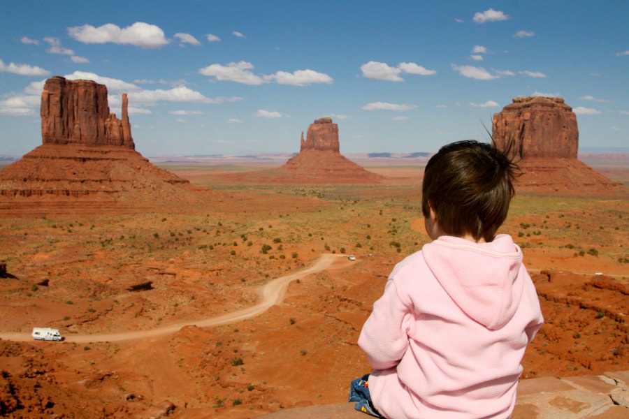 Svenja schaut begeistert auf die roten Felsen