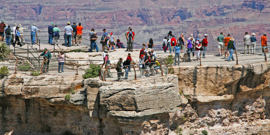 Suchbild: Wo ist Uwemit Tim auf dem Bauch geschnallt? Tipp: Uwe hat ein rotes T-Shirt an...