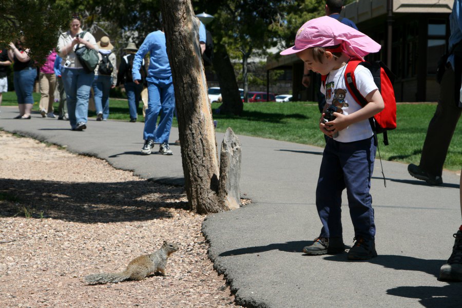 Svenja imGespräch mit einem Squirrel