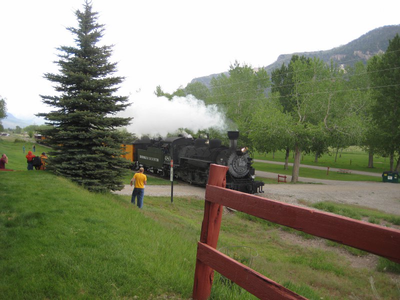 Mehrmals am Tag kommt die Eisenbahn