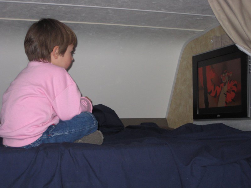 Svenja schaut Tigger und Pooh