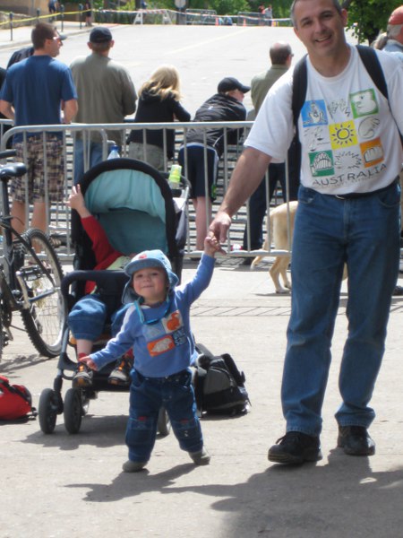 Tim läuft und Svenja reisst sich den Buggy zum Schlafen unter den Nagel