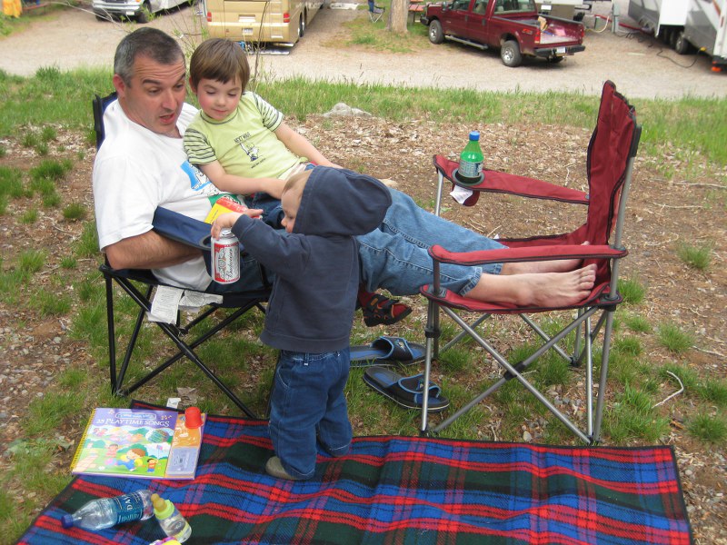Die Kinder kümmern sich um den fußlahmen Papa