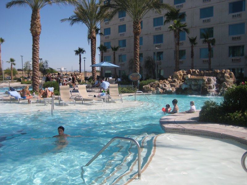 Pool des Avi Avi Casinos. Kostenlose Benutzung auch für Camper.