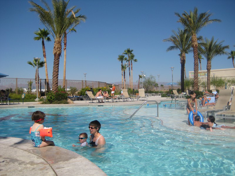 Pool des Avi Avi Casinos. Kostenlose Benutzung auch für Camper.