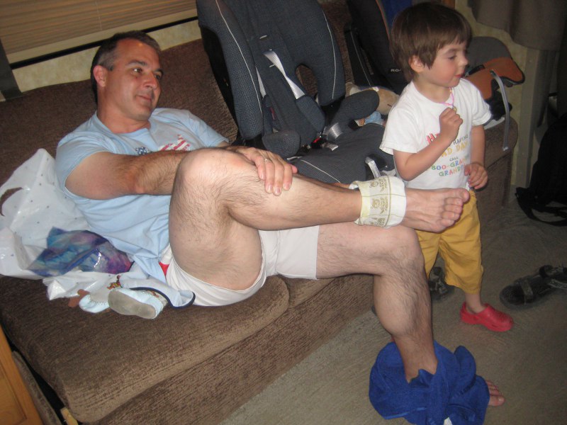 Svenja die Krankenschwester kümmert sich um Papa.