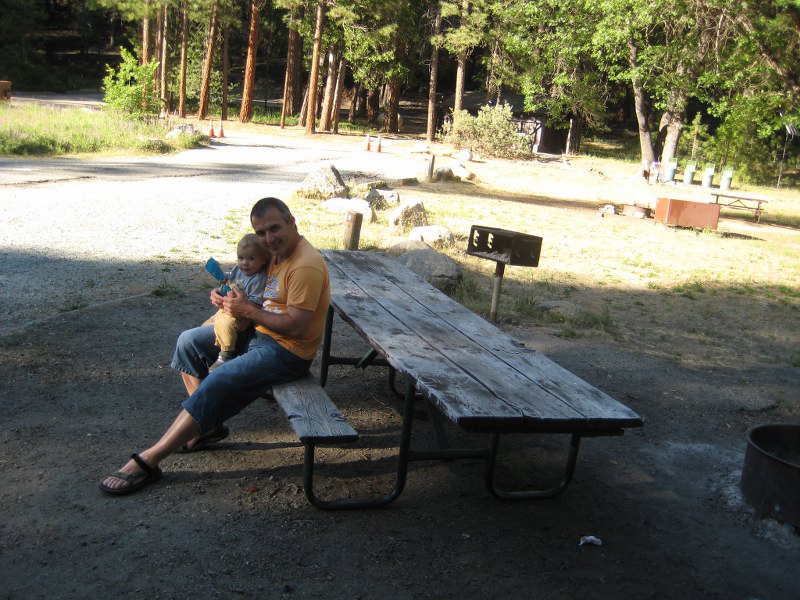 Papa und Tim erholen sich von der langen FahrtPapa und Tim erholen sich von der langen Fahrt