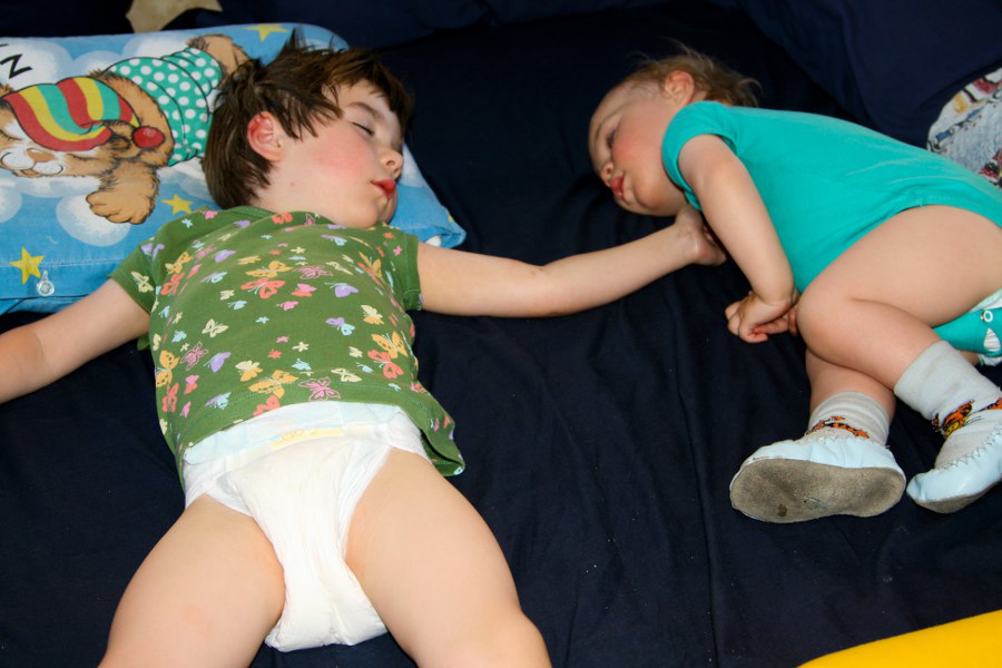 Tim und Svenja beim Mittagsschlaf