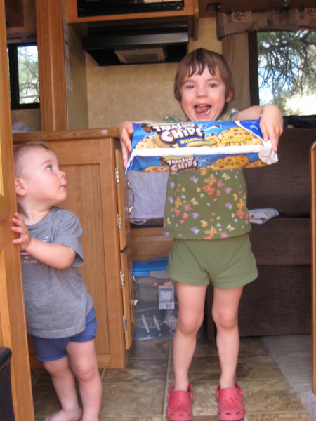Svenja und Tim ahnen was es gleich zu essen gibt