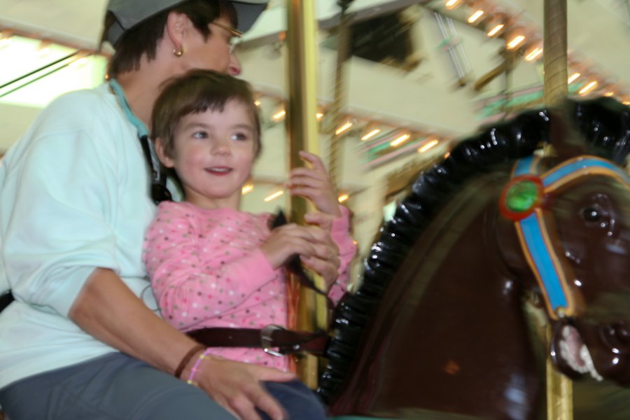 Boardwalk in Santa Cruz. Svenja und Petra fahren Karussell
