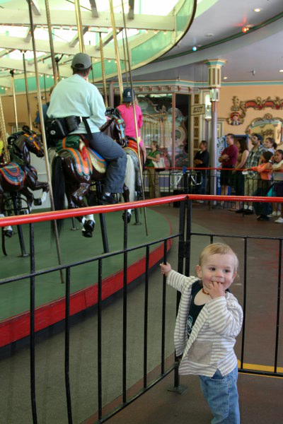 Boardwalk in Santa Cruz. Svenja und Petra fahren Karussell. Tim schaut zu.