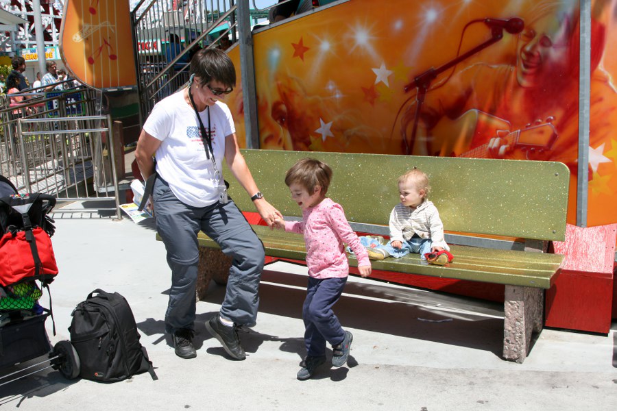Svenja und Petra tanzen Rock`n`Roll. Tim und andere Leute schauen zu.