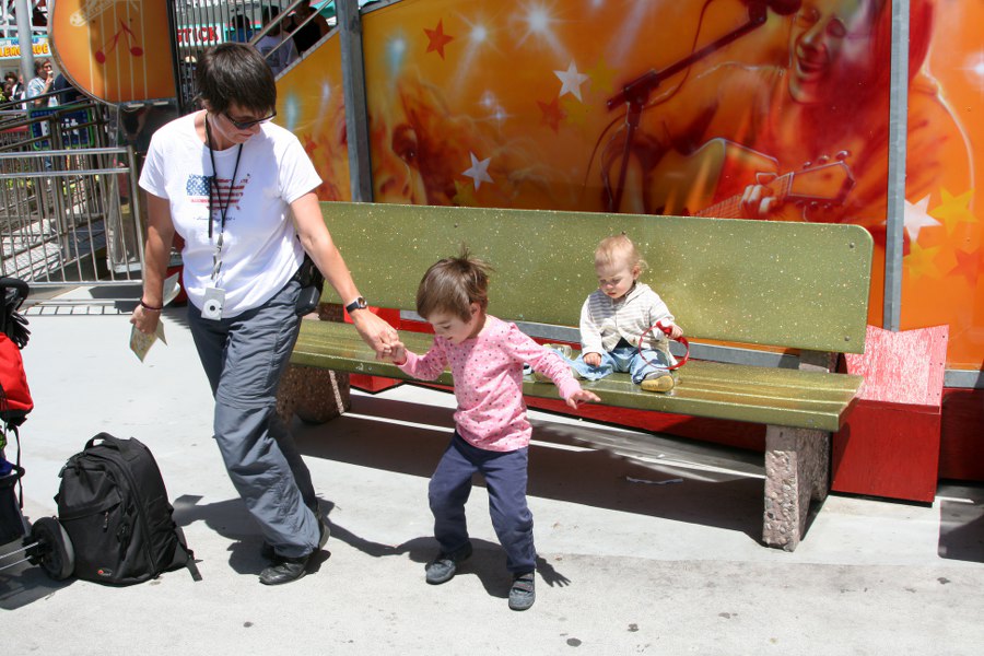 Svenja und Petra tanzen Rock`n`Roll. Tim und andere Leute schauen zu.