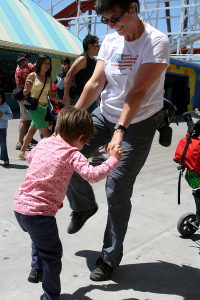 Svenja und Petra tanzen Rock`n`Roll. Tim und andere Leute schauen zu.