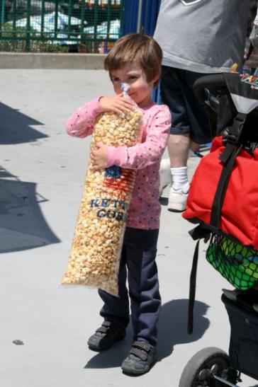 Svenja mit einer großen Packung Popcorn
