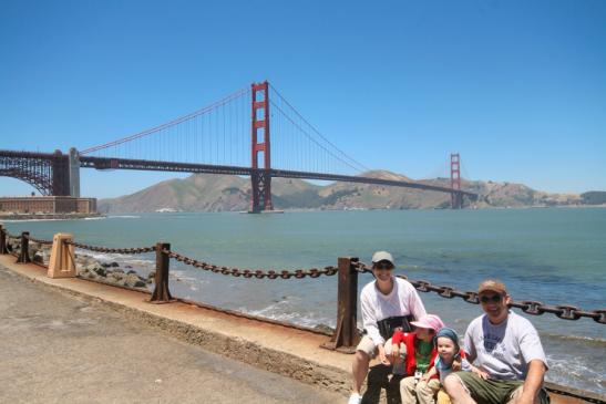 Familie Peter vor der Golden Gate Bridge