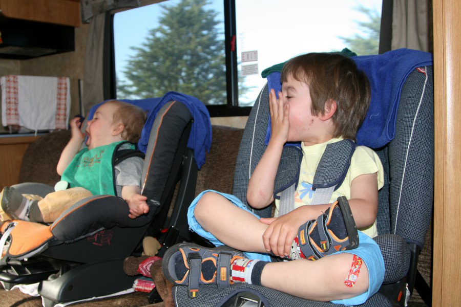 Svenja und Tim vertreiben sich die Zeit mit Indianerspielen