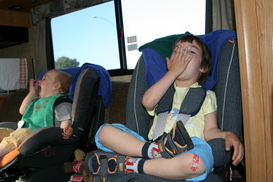 Svenja und Tim vertreiben sich die Zeit mit Indianerspielen