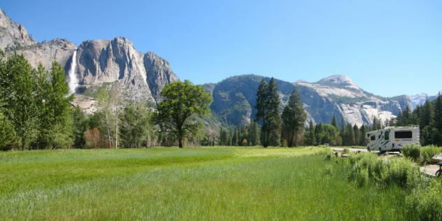 Die Upper Yosemite Falls und unser Wohnmobil