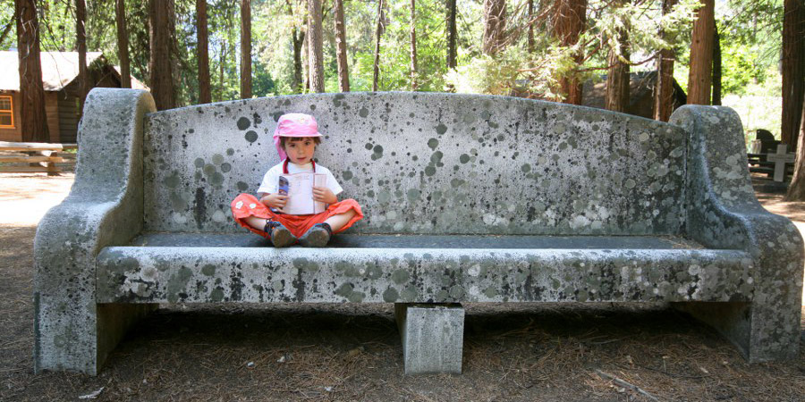 Svenja auf dem kleinen Friedhof