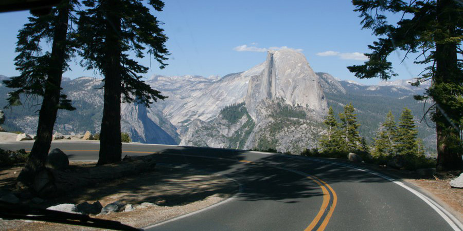 Anfahrt zum Glacier Point. Vorne der Half Dome