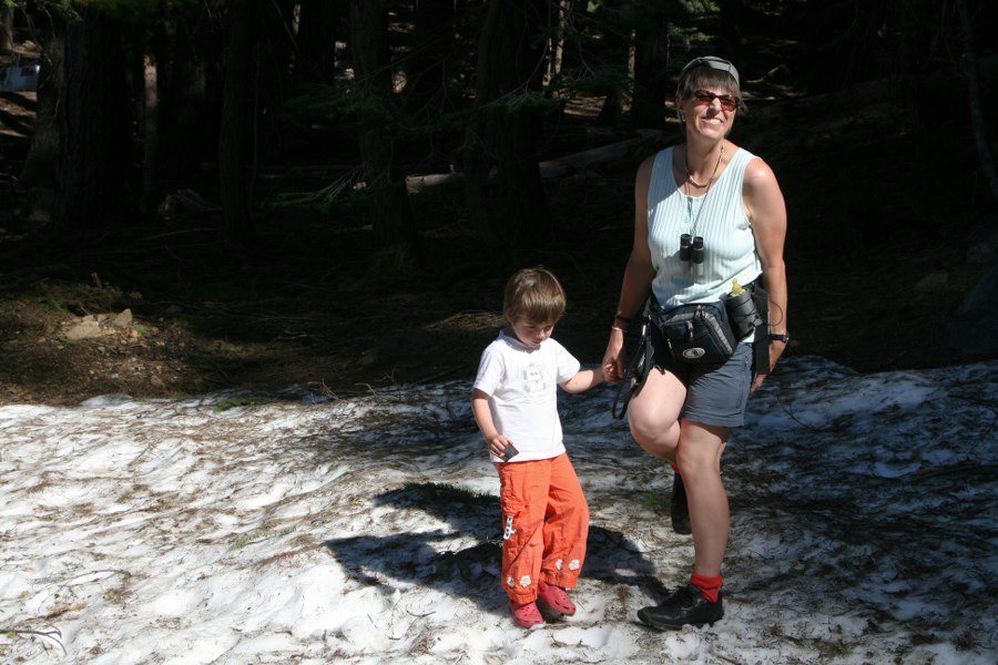 Mama und Svenja stehen auch im Schnee (aber MIT Schuhe)