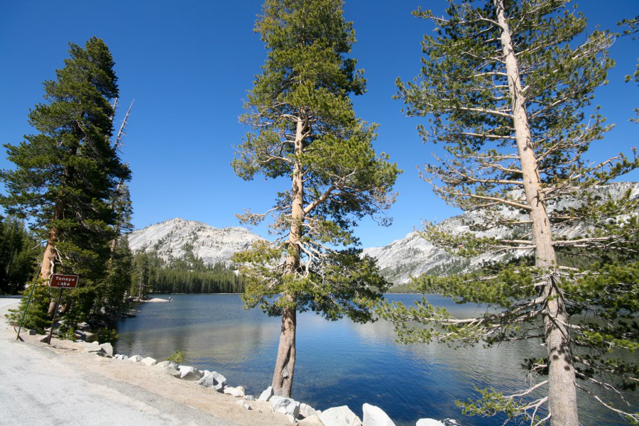 Schöne Bergseen direkt an der Straße