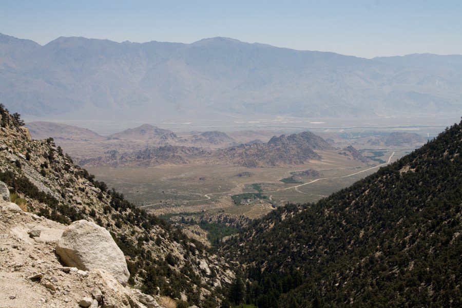 Blick vom Portal (2.458m) in Richtung Alabama Hills und Lone Pine