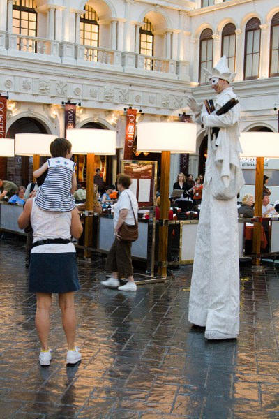 Svenja ist fasziniert von dem großen weißen Mann