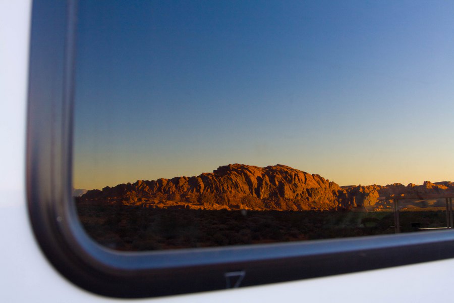 Die roten Berge spiegeln sich im Wohnmobil