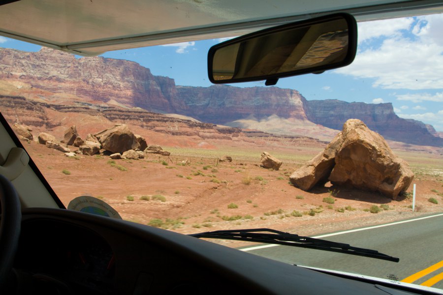 Große Murmeln entlang der Straße