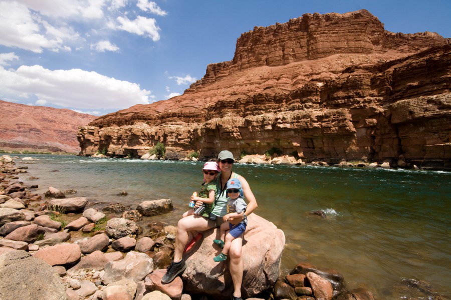 Petra mit den Kindern am Colorado River