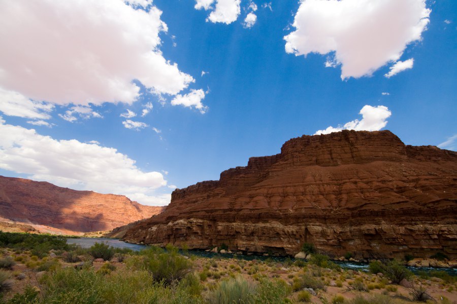 Die Wolken haben eine rosarote Farbe