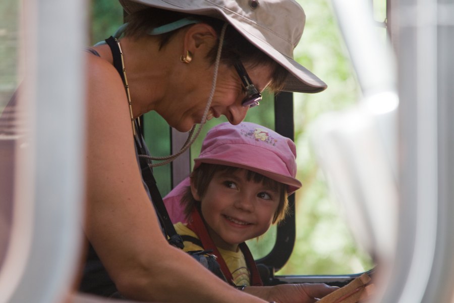Im Zion NP. Petra und Svenja fahren Shuttle